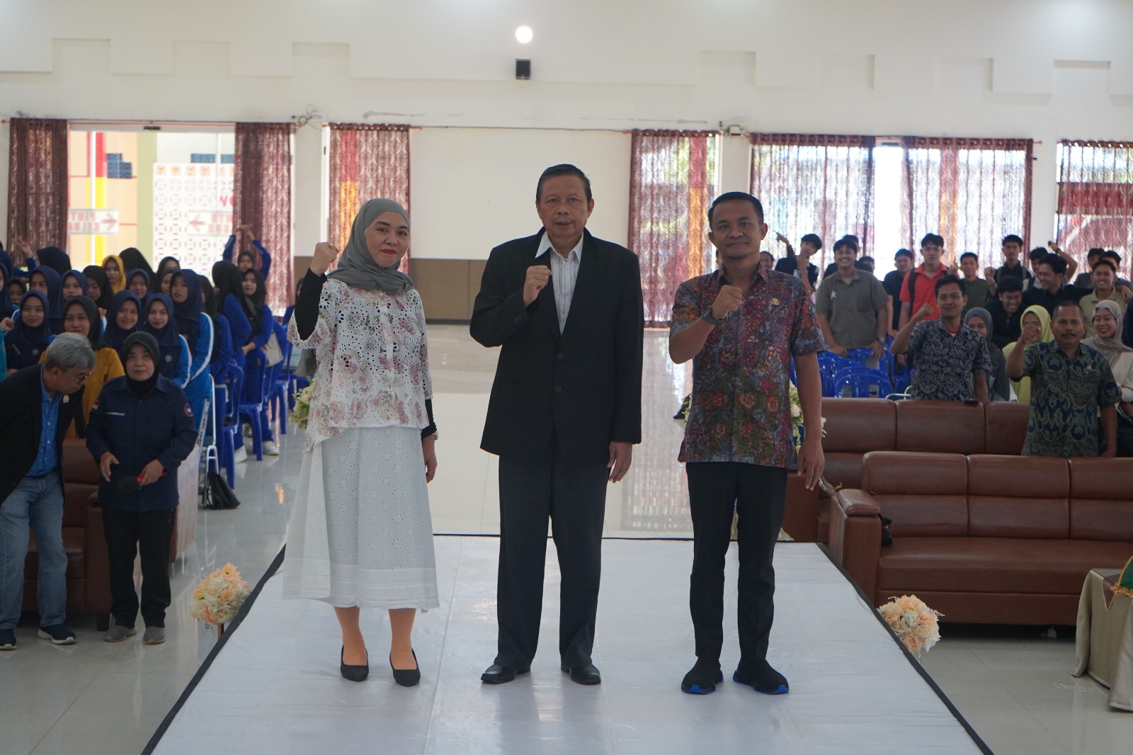 Menginspirasi, Andi Asman Sulaiman Berikan Kuliah Umum dan Bantuan Sub SPP kepada Mahasiswa Yatim Pi