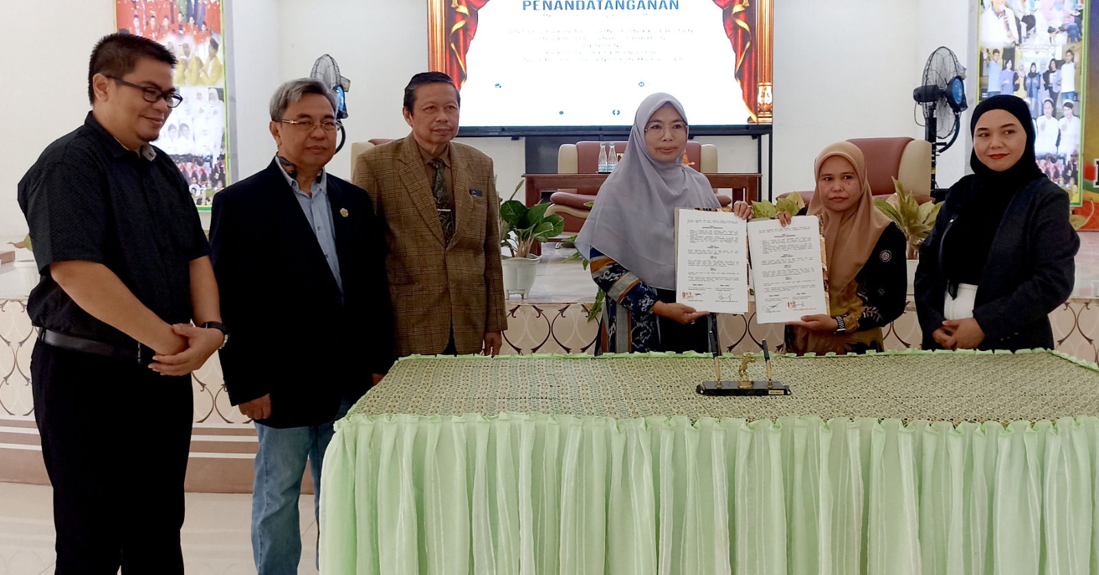 Dekan Fakultas Keperawatan Universitas Hasanuddin Prof. Dr. Ariyanti, S.kp, M.si Bersama Dekan Fakul
