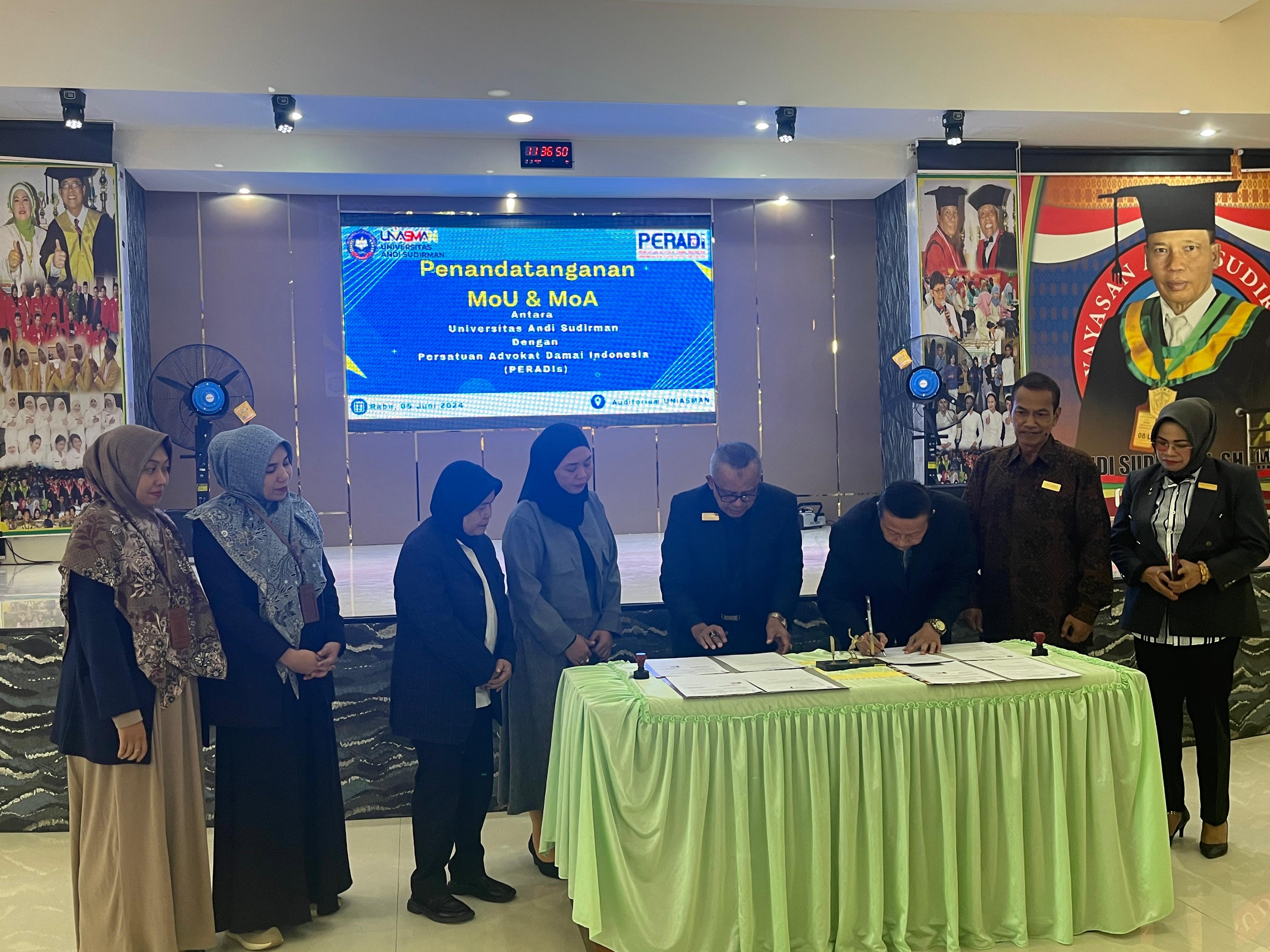 Penandatanganan MoU oleh Rektor UNIASMAN dengan Ketua Umum PERADIs