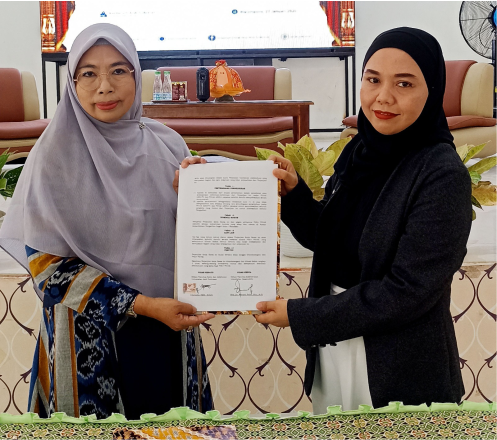 Penyerahan MoA oleh Dekan Fakultas Keperawatan Unhas Prof. Dr. Ariyanti Saleh, SKp., M.Si kepada Ibu